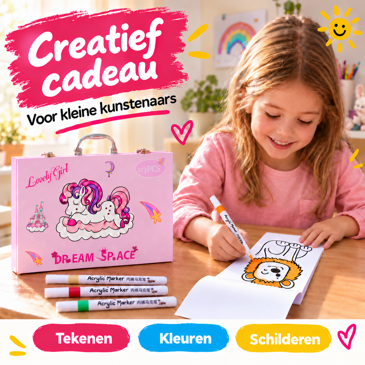 Meisje kleurt een leeuw in het kleurboek met een oranje acrylmarker, naast de roze unicorn tekenkoffer en enkele markers.