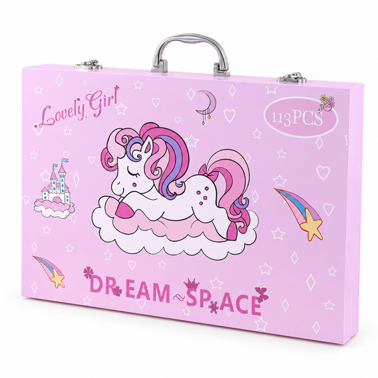Gesloten roze unicorn tekenkoffer met eenhoornillustratie, metalen handvat en twee sluitingen op een witte achtergrond.