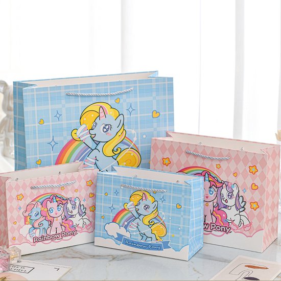 Papieren cadeauzakjes met pony regenboog en sterren