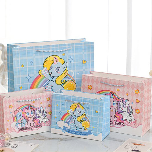 Papieren cadeauzakjes met pony regenboog en sterren