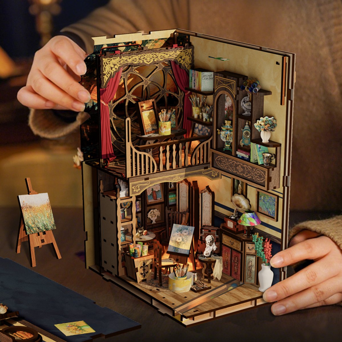 De Wereld Binnen Het Kader book nook opengeklapt in de hand