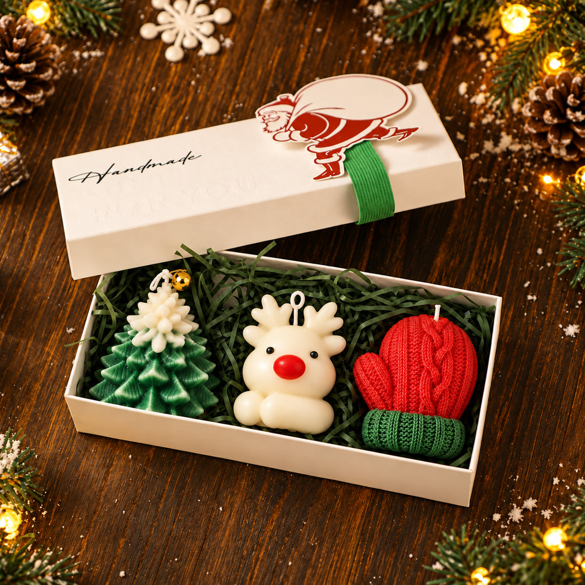 Geschenkdoos met kerstboom-, rendier- en wantkaars op een houten tafel