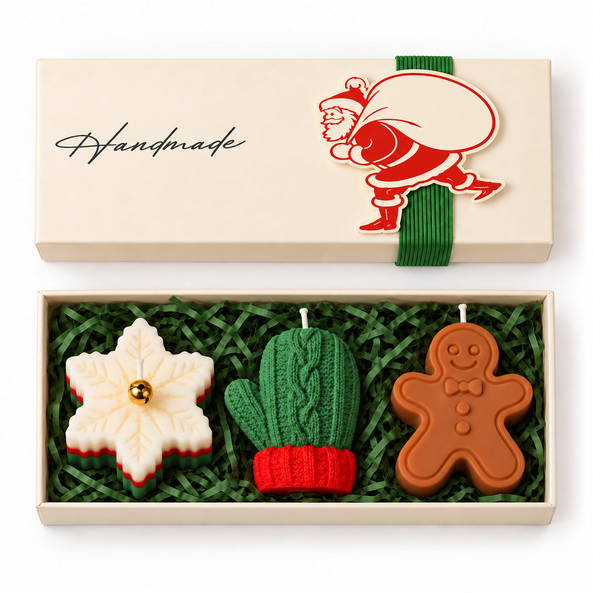 Bovenaanzicht van de drie kerstkaarsen in een ondiepe geschenkdoos met kerstmandeksel